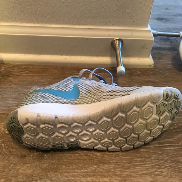 Nike women’s shoes size 5.5. Gray/ Carolina Blue - Picture 6 of 6